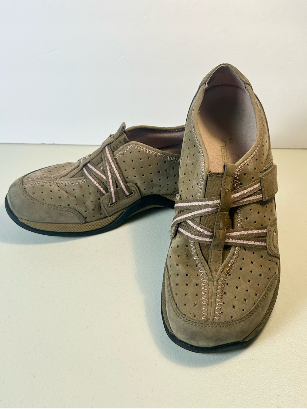 Clarks Sneakers Women’s 6.5 Tan And Pink Suede Springers Comfort Slip On Shoes